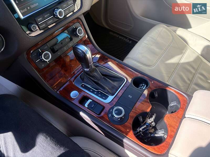 Внедорожник / Кроссовер Volkswagen Touareg 2011 в Днепре