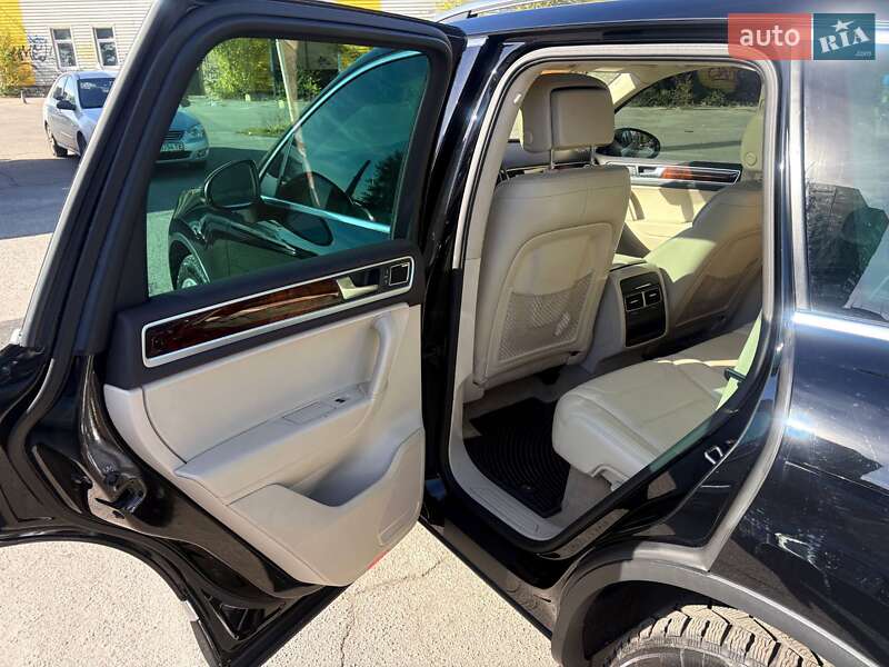 Внедорожник / Кроссовер Volkswagen Touareg 2011 в Днепре