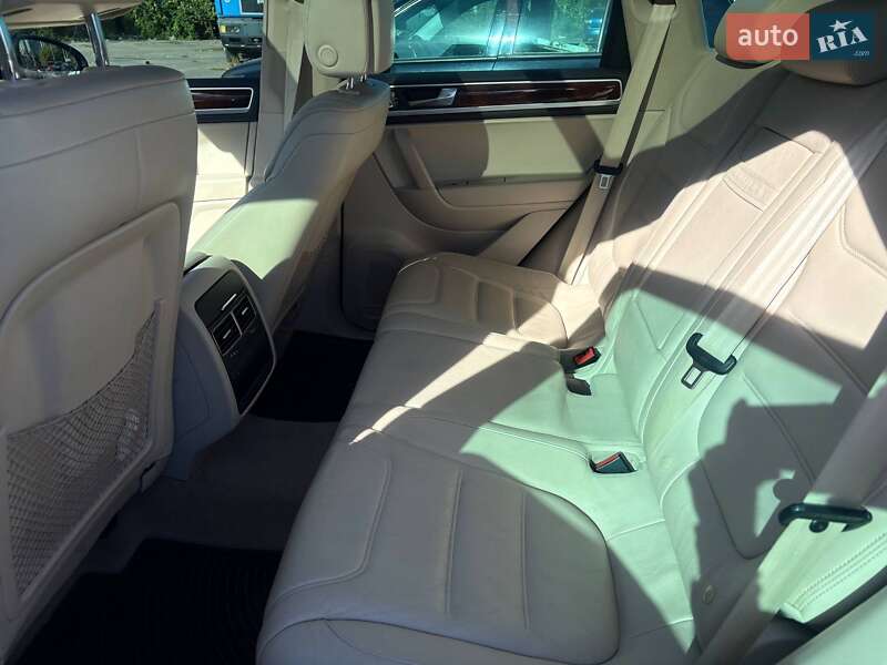 Внедорожник / Кроссовер Volkswagen Touareg 2011 в Днепре