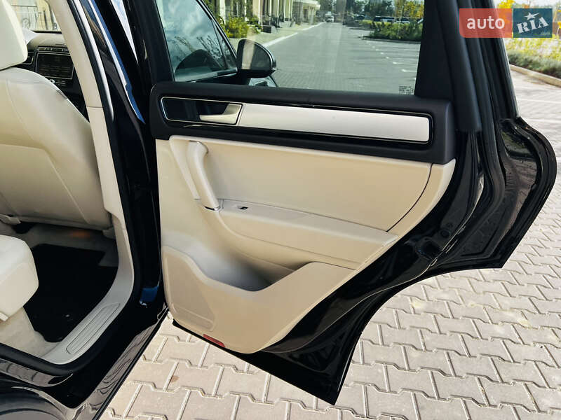 Внедорожник / Кроссовер Volkswagen Touareg 2016 в Киеве фото 46 Внедорожник / Кроссовер Volkswagen Touareg 2016 в Киеве