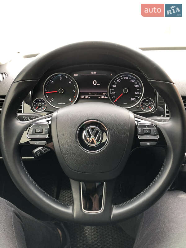 Внедорожник / Кроссовер Volkswagen Touareg 2012 в Хотине