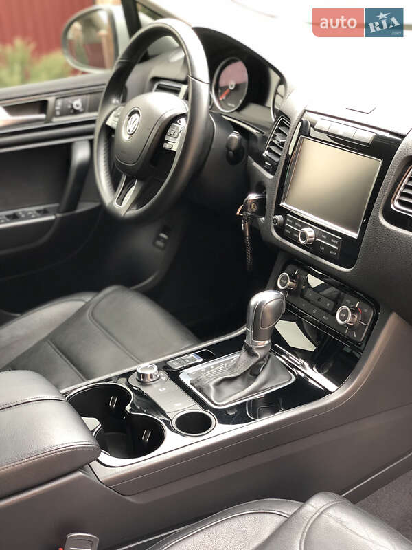 Внедорожник / Кроссовер Volkswagen Touareg 2012 в Хотине