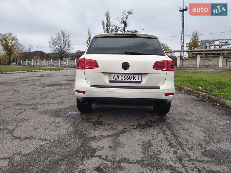 Внедорожник / Кроссовер Volkswagen Touareg 2011 в Киеве
