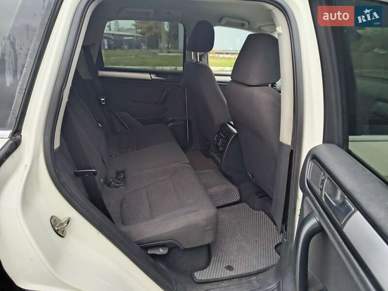 Внедорожник / Кроссовер Volkswagen Touareg 2011 в Киеве