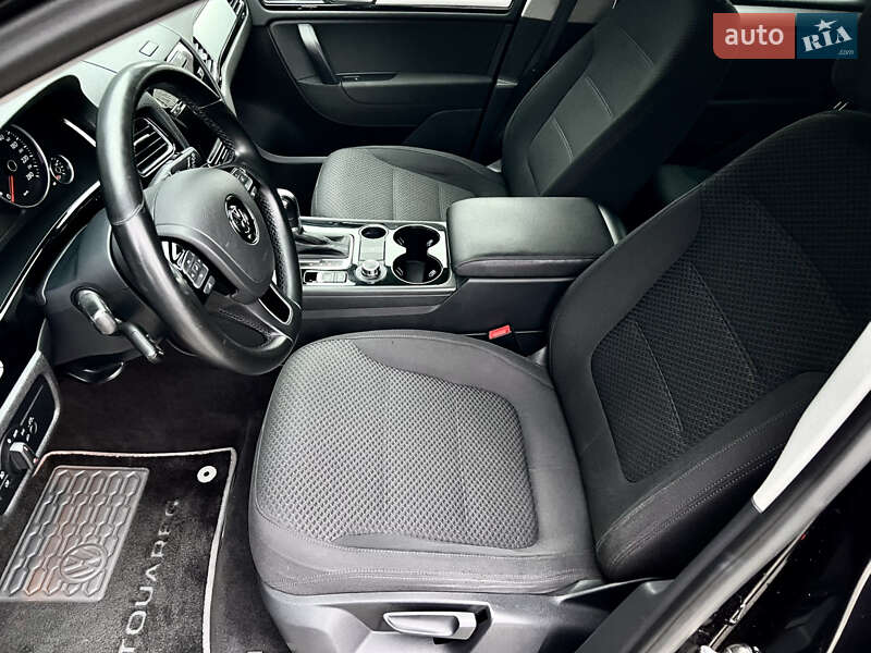 Внедорожник / Кроссовер Volkswagen Touareg 2014 в Киеве