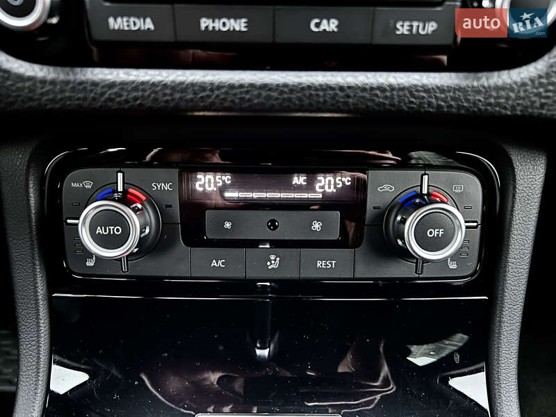 Внедорожник / Кроссовер Volkswagen Touareg 2014 в Киеве