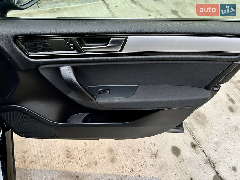 Внедорожник / Кроссовер Volkswagen Touareg 2014 в Киеве