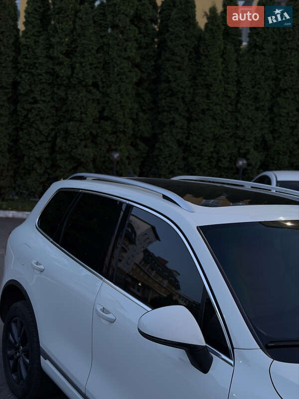 Внедорожник / Кроссовер Volkswagen Touareg 2011 в Киеве