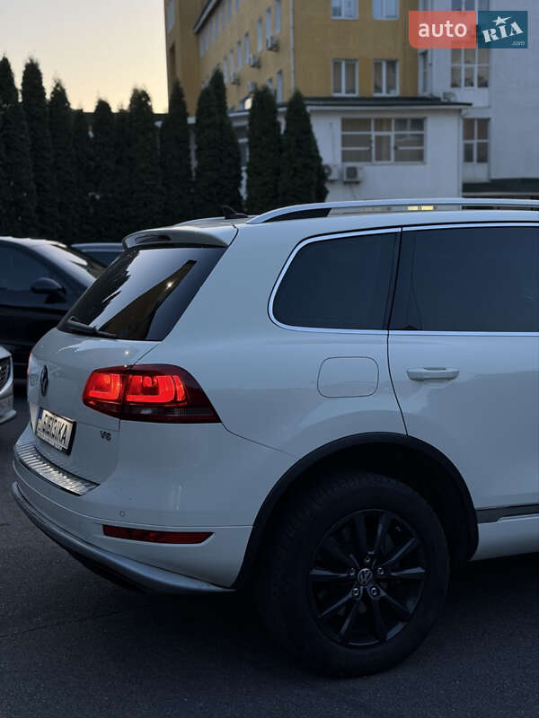 Внедорожник / Кроссовер Volkswagen Touareg 2011 в Киеве