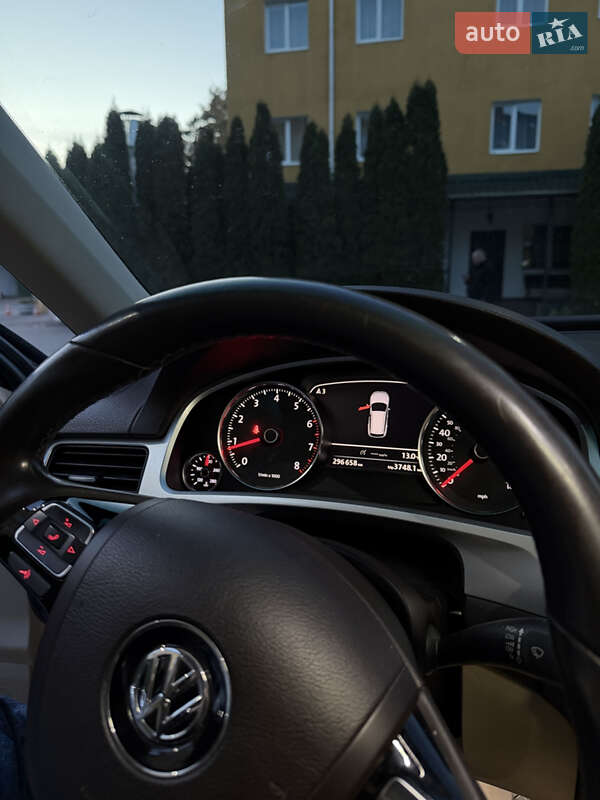 Внедорожник / Кроссовер Volkswagen Touareg 2011 в Киеве