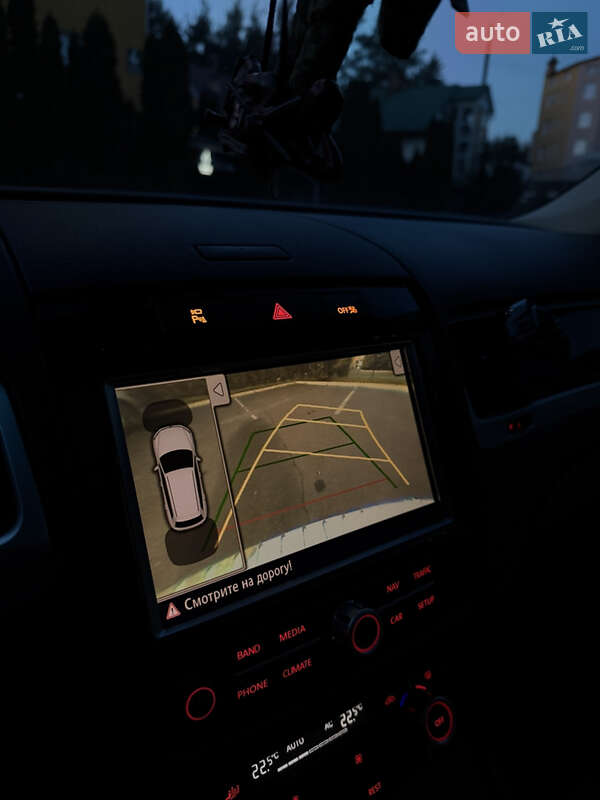 Внедорожник / Кроссовер Volkswagen Touareg 2011 в Киеве