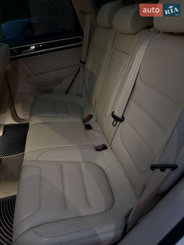 Внедорожник / Кроссовер Volkswagen Touareg 2011 в Киеве