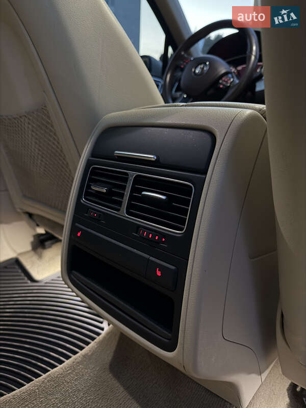 Внедорожник / Кроссовер Volkswagen Touareg 2011 в Киеве