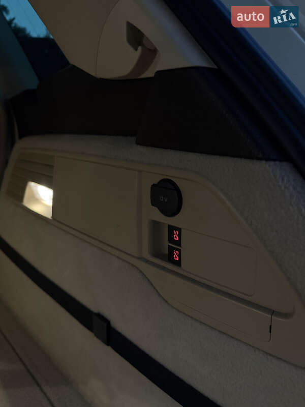 Внедорожник / Кроссовер Volkswagen Touareg 2011 в Киеве