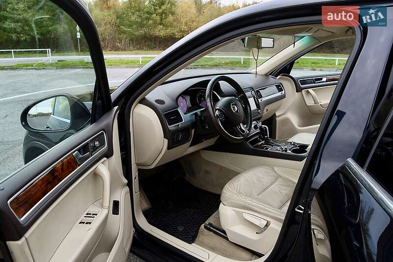 Позашляховик / Кросовер Volkswagen Touareg 2011 в Львові