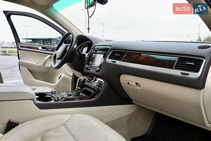 Позашляховик / Кросовер Volkswagen Touareg 2011 в Львові