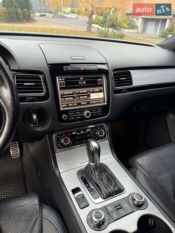 Внедорожник / Кроссовер Volkswagen Touareg 2011 в Хмельницком