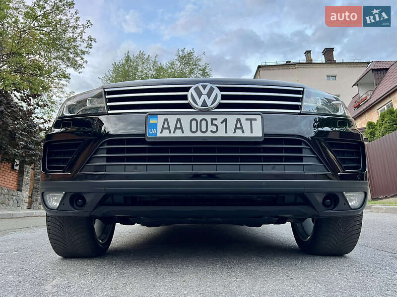 Внедорожник / Кроссовер Volkswagen Touareg 2015 в Киеве