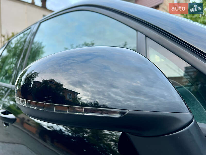 Внедорожник / Кроссовер Volkswagen Touareg 2015 в Киеве