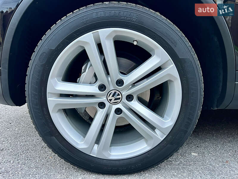Внедорожник / Кроссовер Volkswagen Touareg 2015 в Киеве