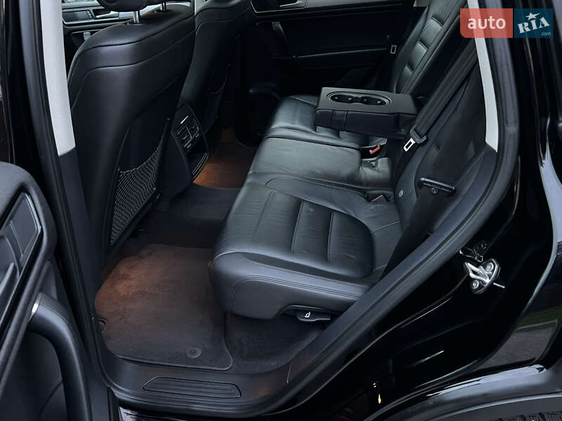 Внедорожник / Кроссовер Volkswagen Touareg 2015 в Киеве