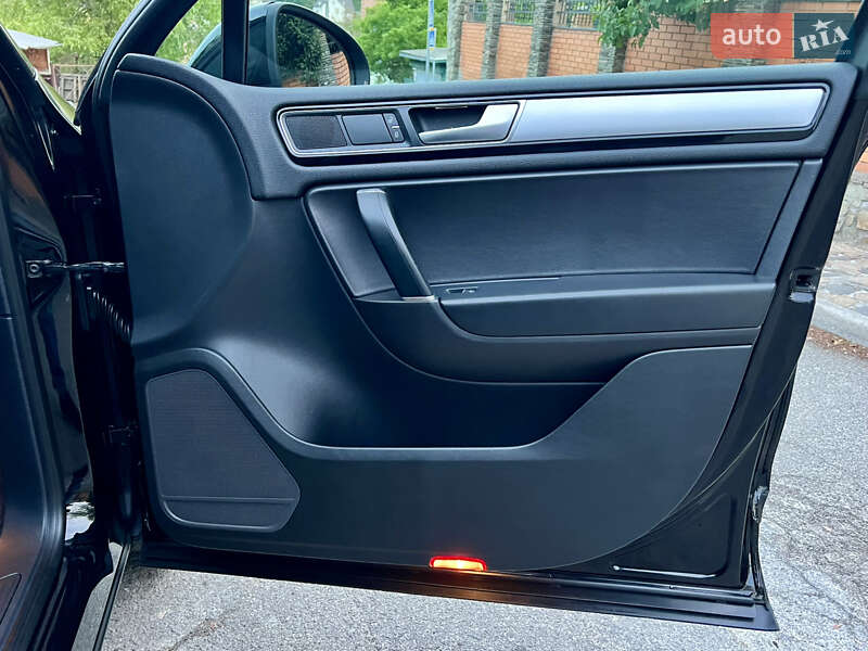 Внедорожник / Кроссовер Volkswagen Touareg 2015 в Киеве