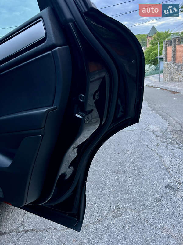 Внедорожник / Кроссовер Volkswagen Touareg 2015 в Киеве