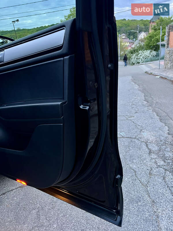 Внедорожник / Кроссовер Volkswagen Touareg 2015 в Киеве