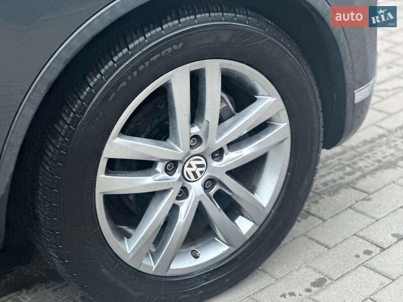 Внедорожник / Кроссовер Volkswagen Touareg 2015 в Виннице
