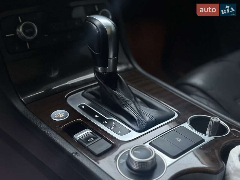 Внедорожник / Кроссовер Volkswagen Touareg 2015 в Виннице