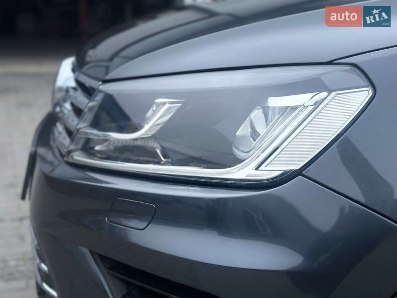 Внедорожник / Кроссовер Volkswagen Touareg 2015 в Виннице