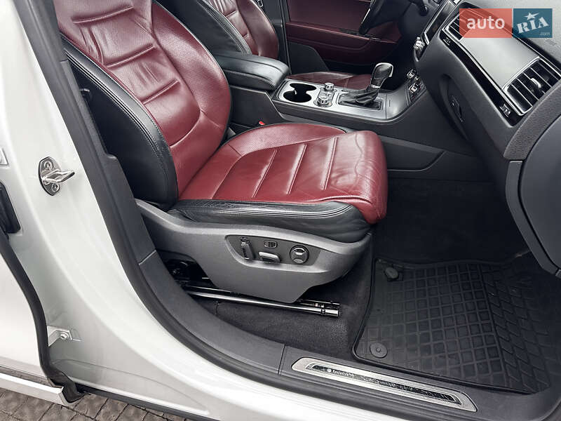 Позашляховик / Кросовер Volkswagen Touareg 2014 в Полтаві