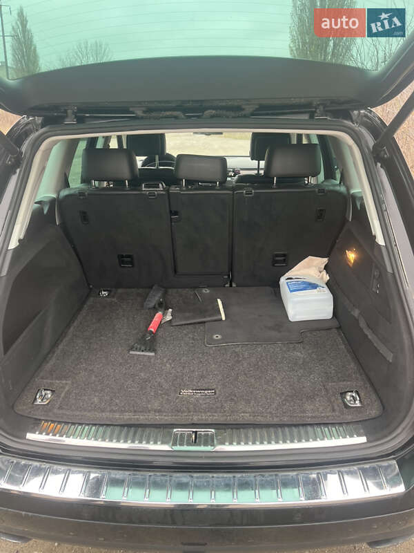 Внедорожник / Кроссовер Volkswagen Touareg 2011 в Каменец-Подольском