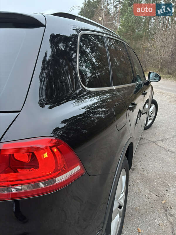 Позашляховик / Кросовер Volkswagen Touareg 2011 в Полтаві