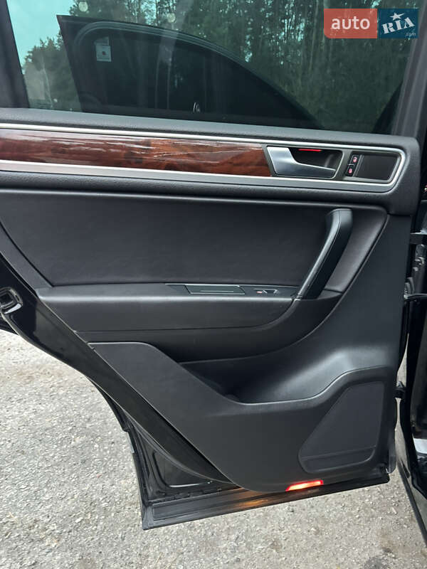 Позашляховик / Кросовер Volkswagen Touareg 2011 в Полтаві