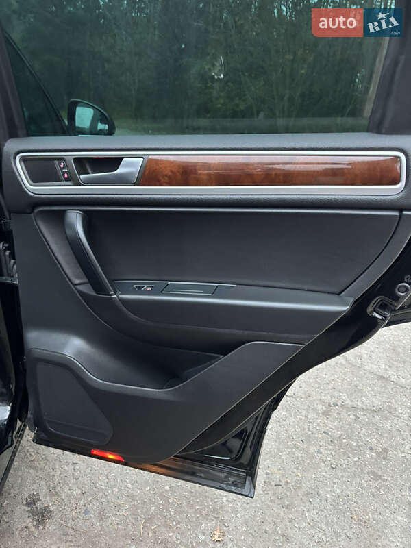 Позашляховик / Кросовер Volkswagen Touareg 2011 в Полтаві