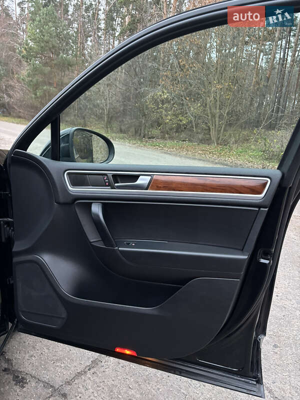 Позашляховик / Кросовер Volkswagen Touareg 2011 в Полтаві