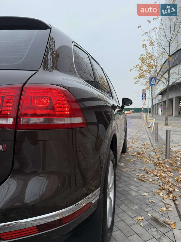 Позашляховик / Кросовер Volkswagen Touareg 2016 в Києві