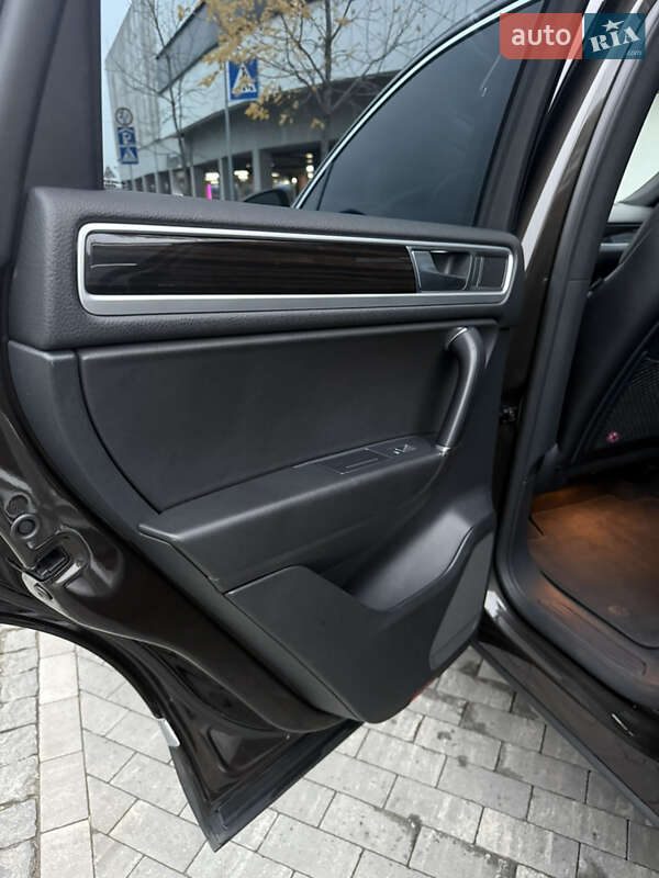 Позашляховик / Кросовер Volkswagen Touareg 2016 в Києві