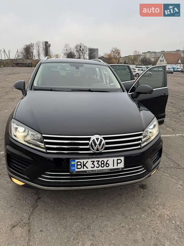 Позашляховик / Кросовер Volkswagen Touareg 2015 в Рівному