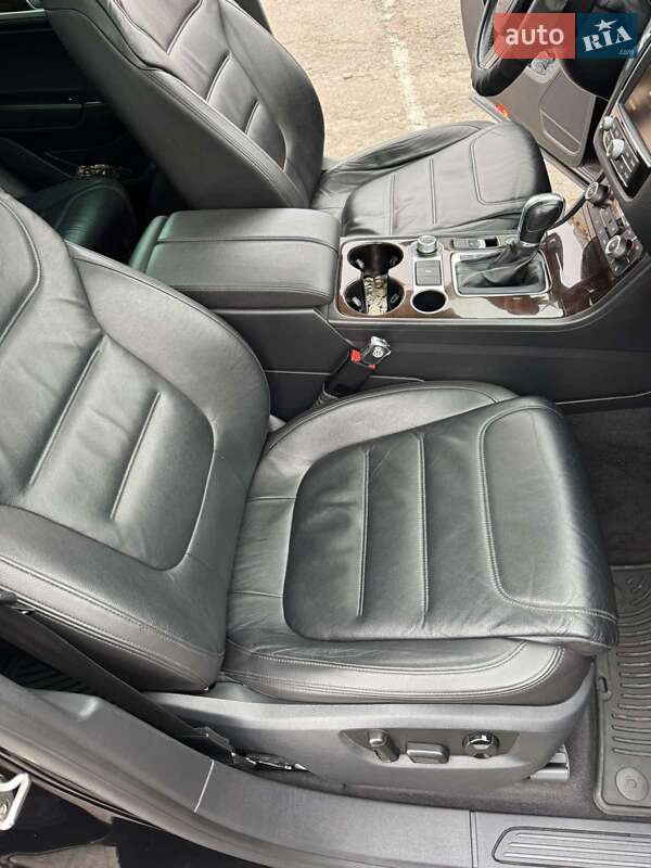 Позашляховик / Кросовер Volkswagen Touareg 2015 в Рівному