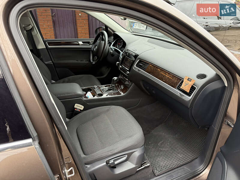 Позашляховик / Кросовер Volkswagen Touareg 2012 в Сновську