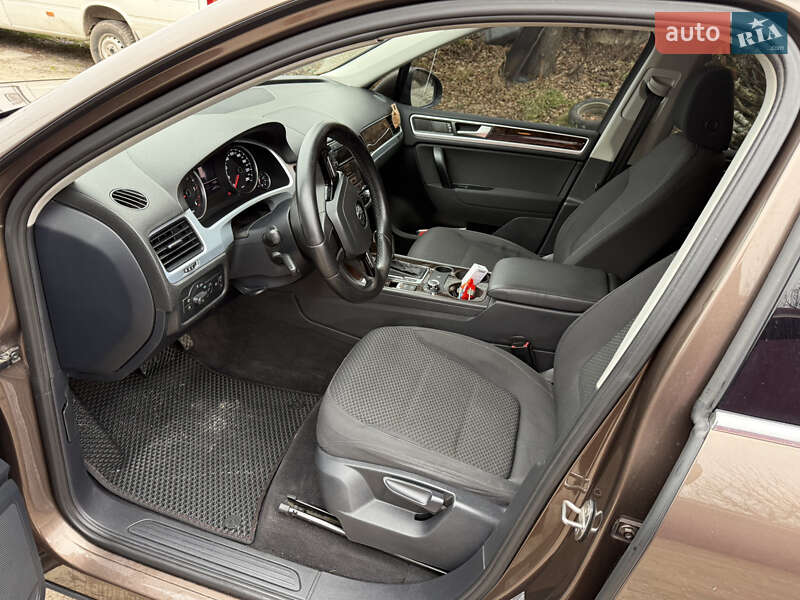 Позашляховик / Кросовер Volkswagen Touareg 2012 в Сновську