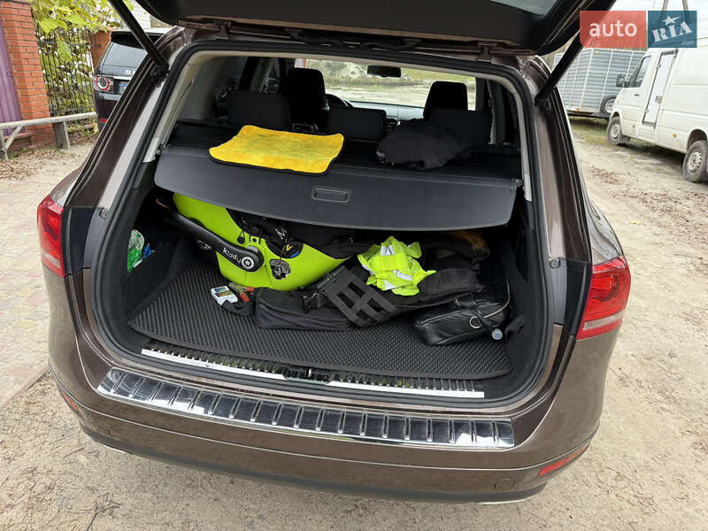 Позашляховик / Кросовер Volkswagen Touareg 2012 в Сновську