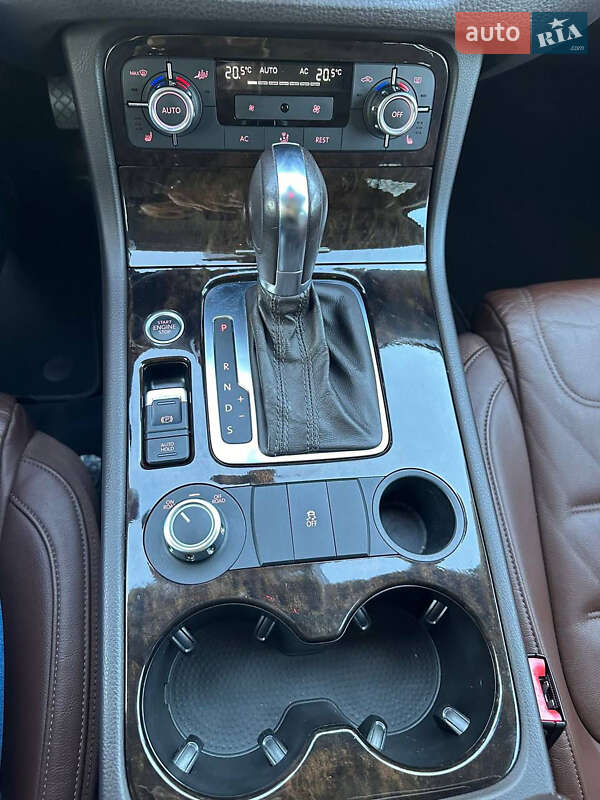 Позашляховик / Кросовер Volkswagen Touareg 2011 в Кам'янець-Подільському