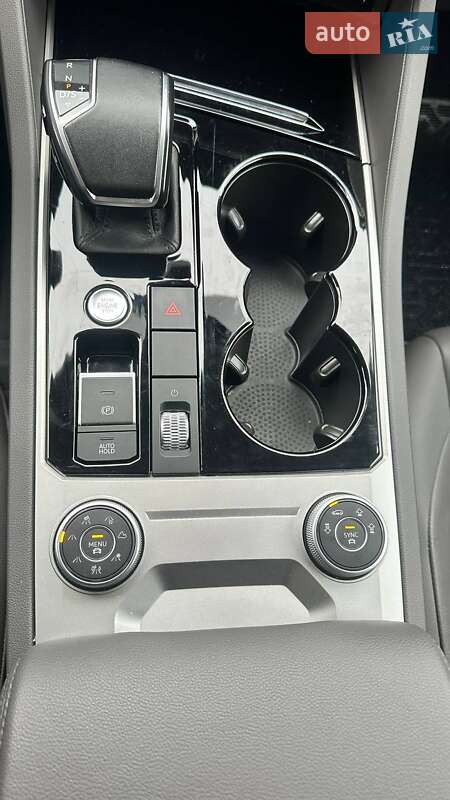 Позашляховик / Кросовер Volkswagen Touareg 2020 в Рівному
