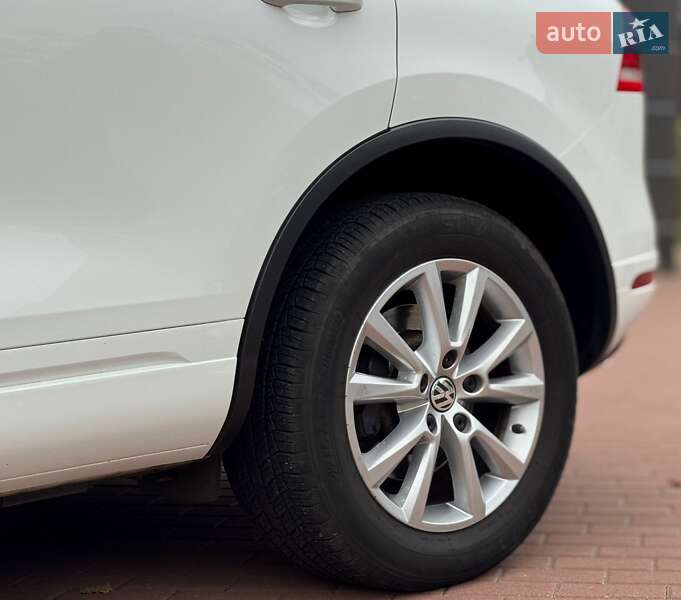 Внедорожник / Кроссовер Volkswagen Touareg 2015 в Киеве