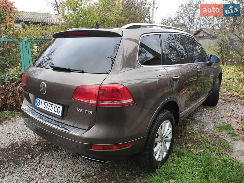 Позашляховик / Кросовер Volkswagen Touareg 2011 в Полтаві