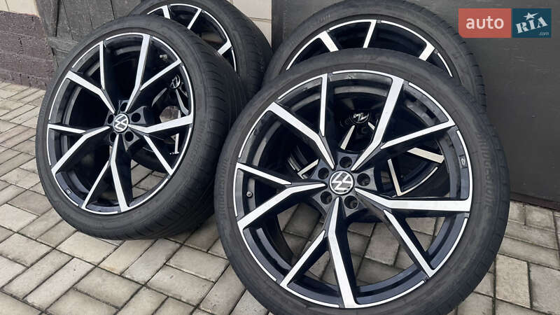 Позашляховик / Кросовер Volkswagen Touareg 2022 в Києві