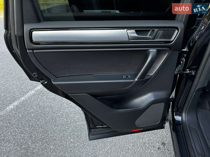 Внедорожник / Кроссовер Volkswagen Touareg 2015 в Новомосковске